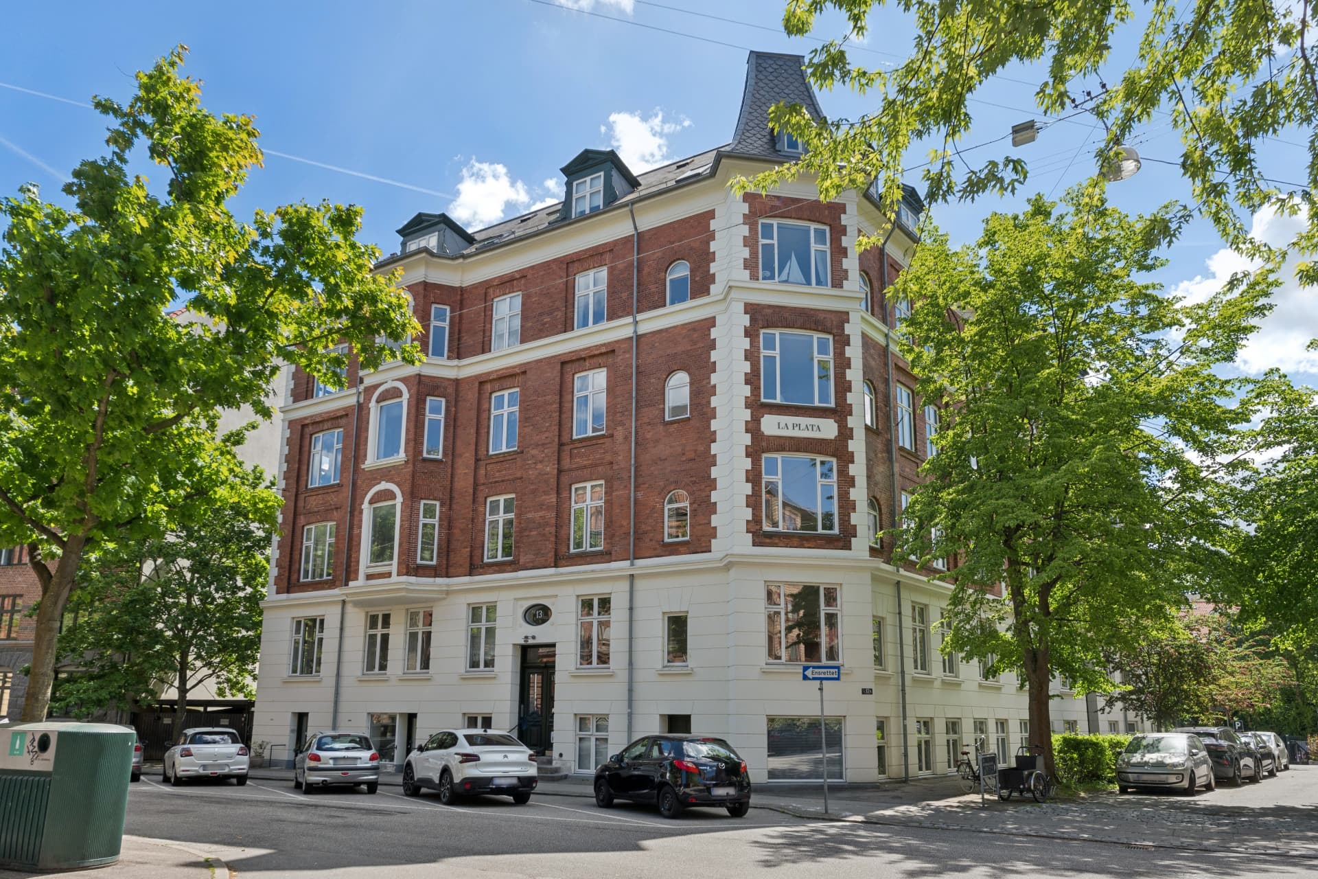 Klassisk københavnsk hjørneejendom i mursten med karnapper